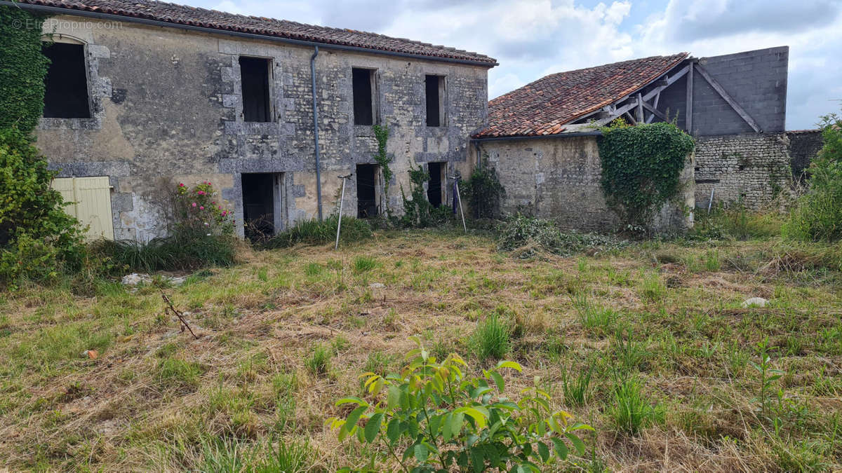 Maison à GENAC