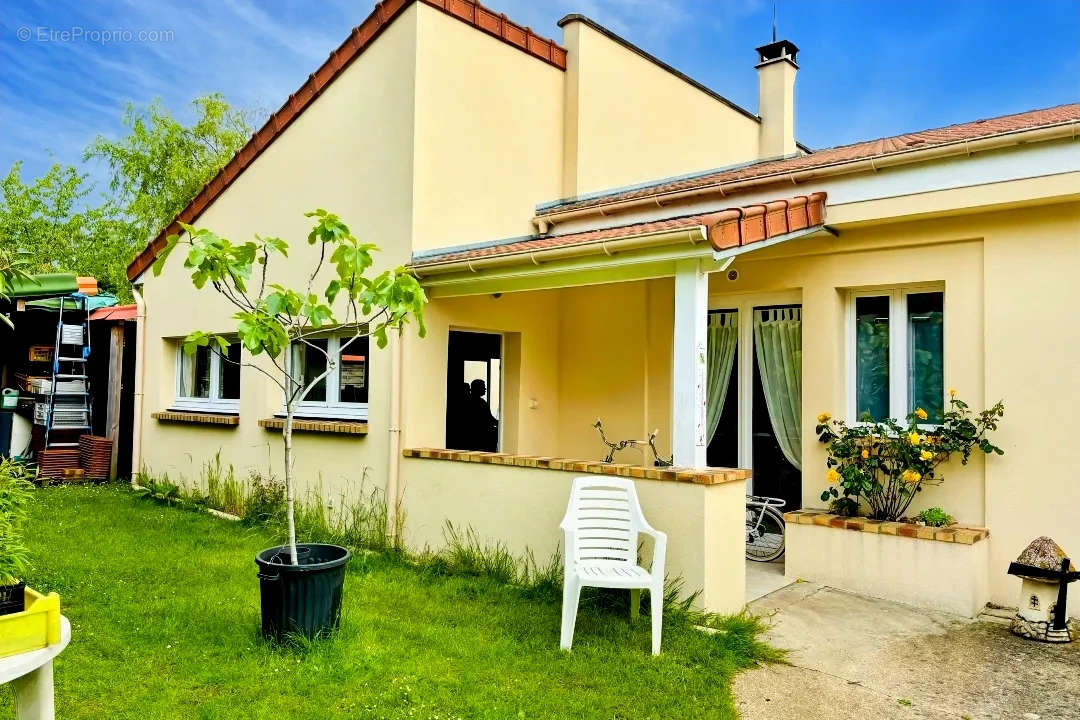 Maison à LE MESNIL-SAINT-DENIS