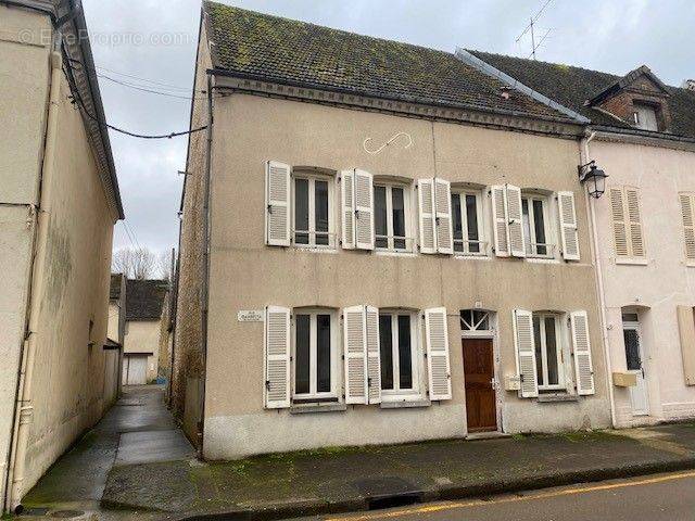 Maison à VILLENEUVE-L&#039;ARCHEVEQUE