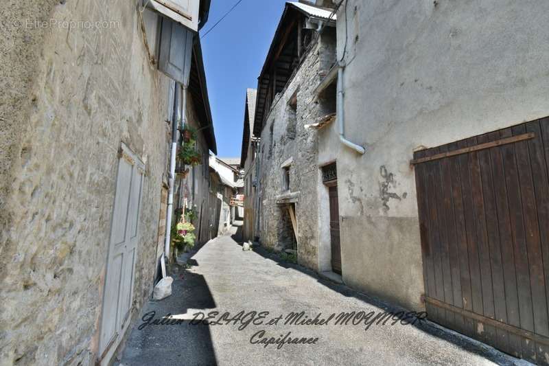 Maison à LE LAUZET-UBAYE