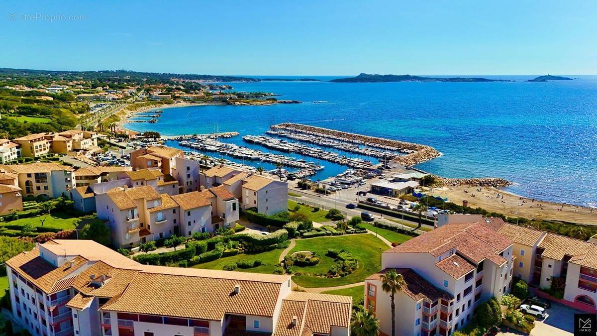 Parking à SIX-FOURS-LES-PLAGES