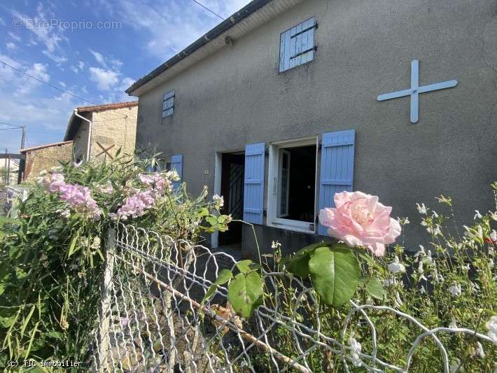 Maison à CHAMPAGNE-MOUTON