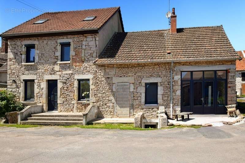 Maison à SAINT-PIERRE-DE-VARENNES