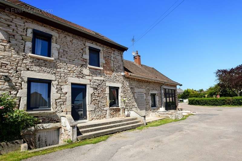 Maison à SAINT-PIERRE-DE-VARENNES