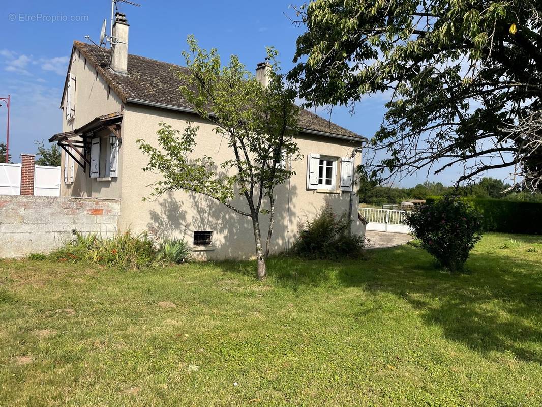 Maison à SAINT-ETIENNE-DU-VAUVRAY