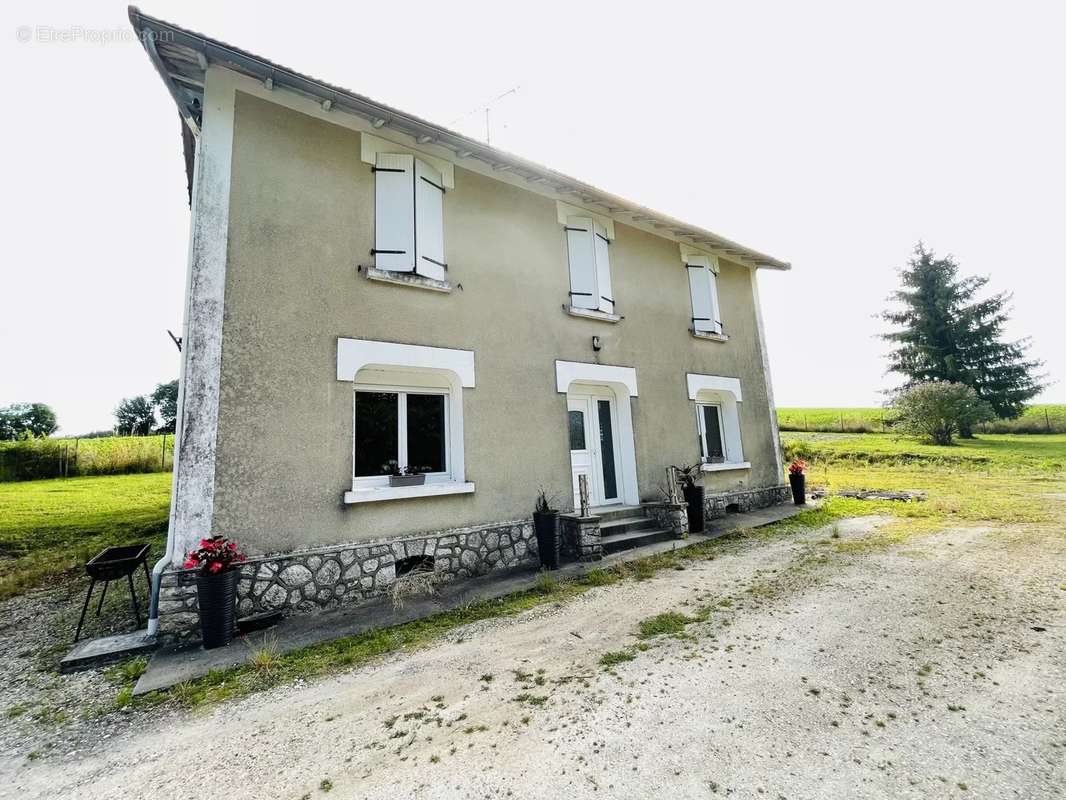 Maison à BARBEZIEUX-SAINT-HILAIRE