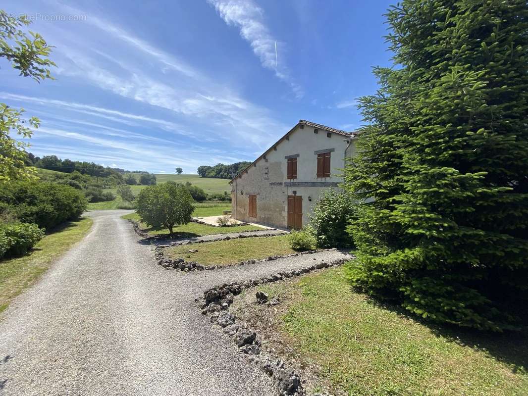 Maison à MONTIGNAC-LE-COQ