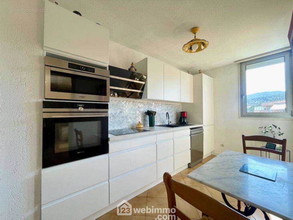 Cuisine de 13m2 moderne avec son cellier et accès sur la loggia. - Appartement à SAINTE-MAXIME