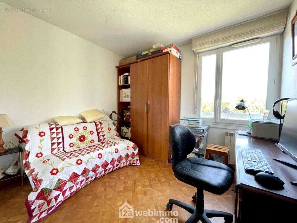 Deuxième chambre avec ses rangements - Appartement à SAINTE-MAXIME