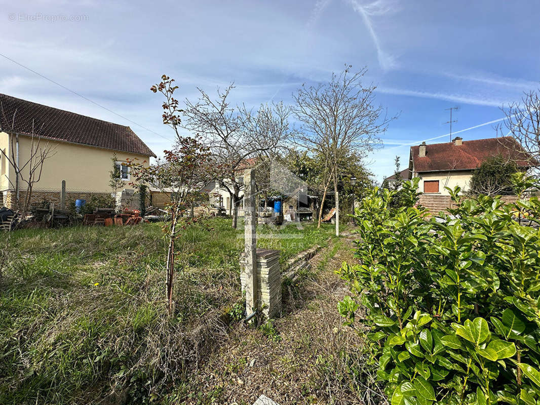 Terrain à SAINT-FARGEAU-PONTHIERRY