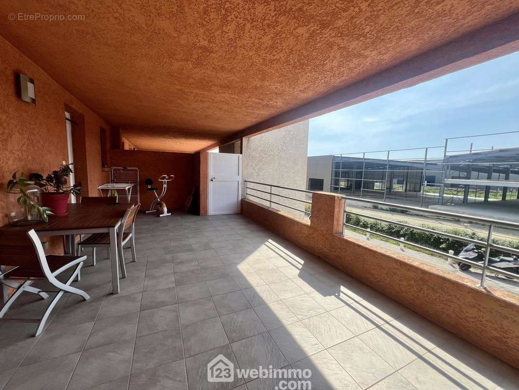 Une vraie terrasse de 28m2 - Appartement à BIGUGLIA