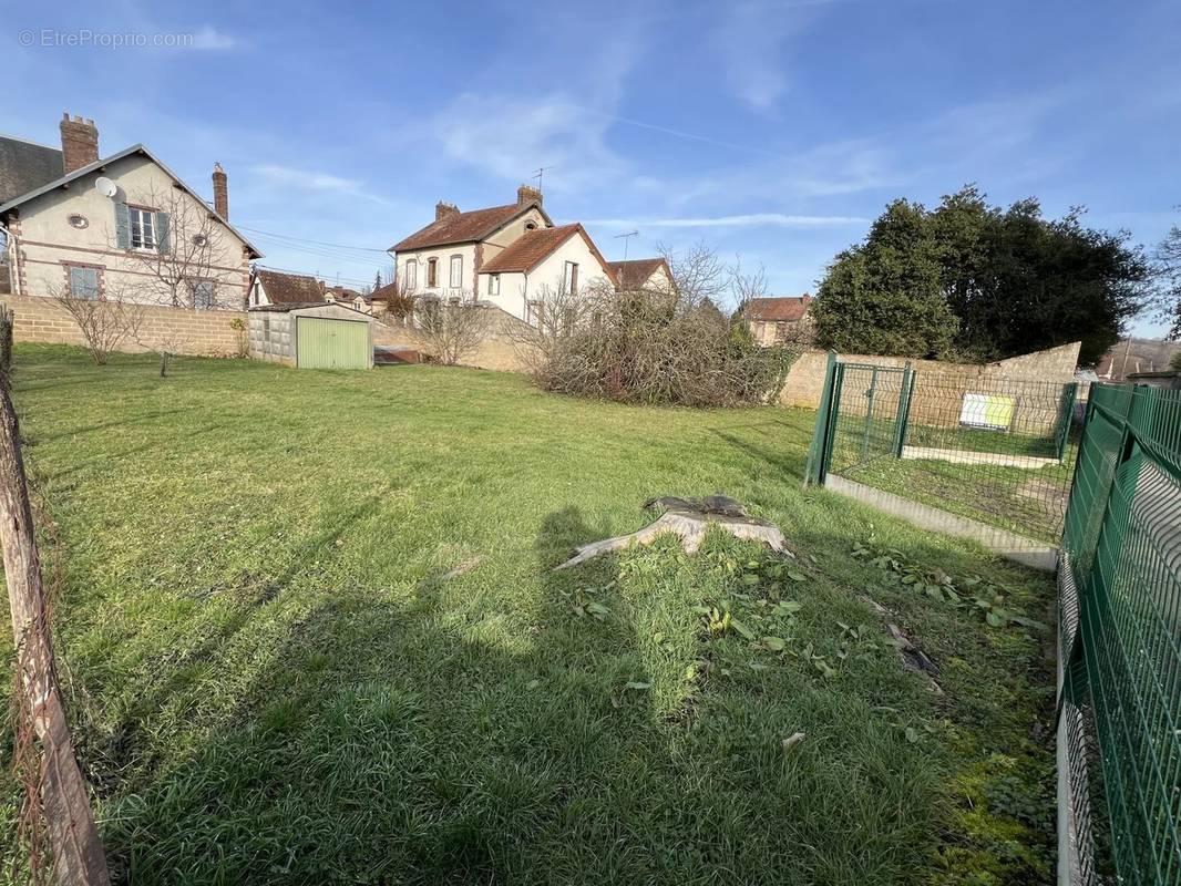 Terrain à VILLENEUVE-SUR-YONNE