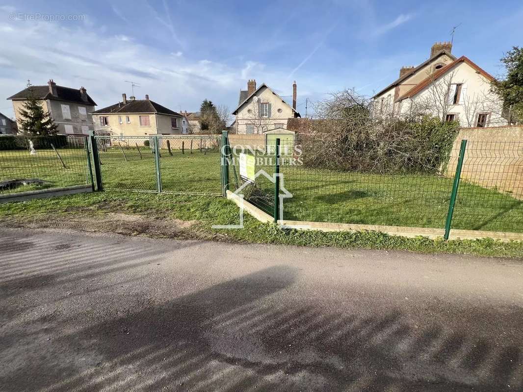 Terrain à VILLENEUVE-SUR-YONNE