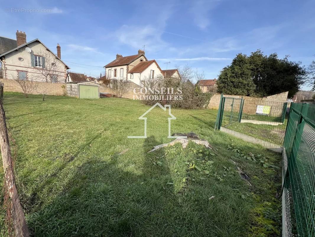 Terrain à VILLENEUVE-SUR-YONNE