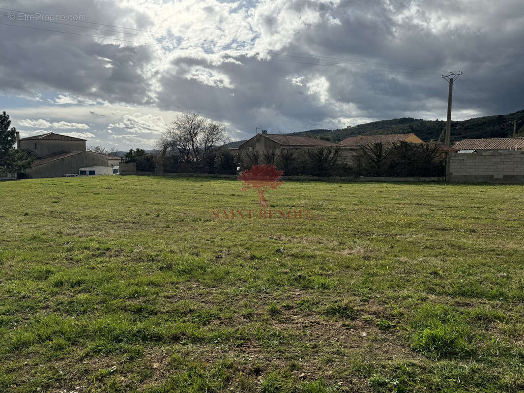 Terrain à SAINT-SATURNIN-DE-LUCIAN