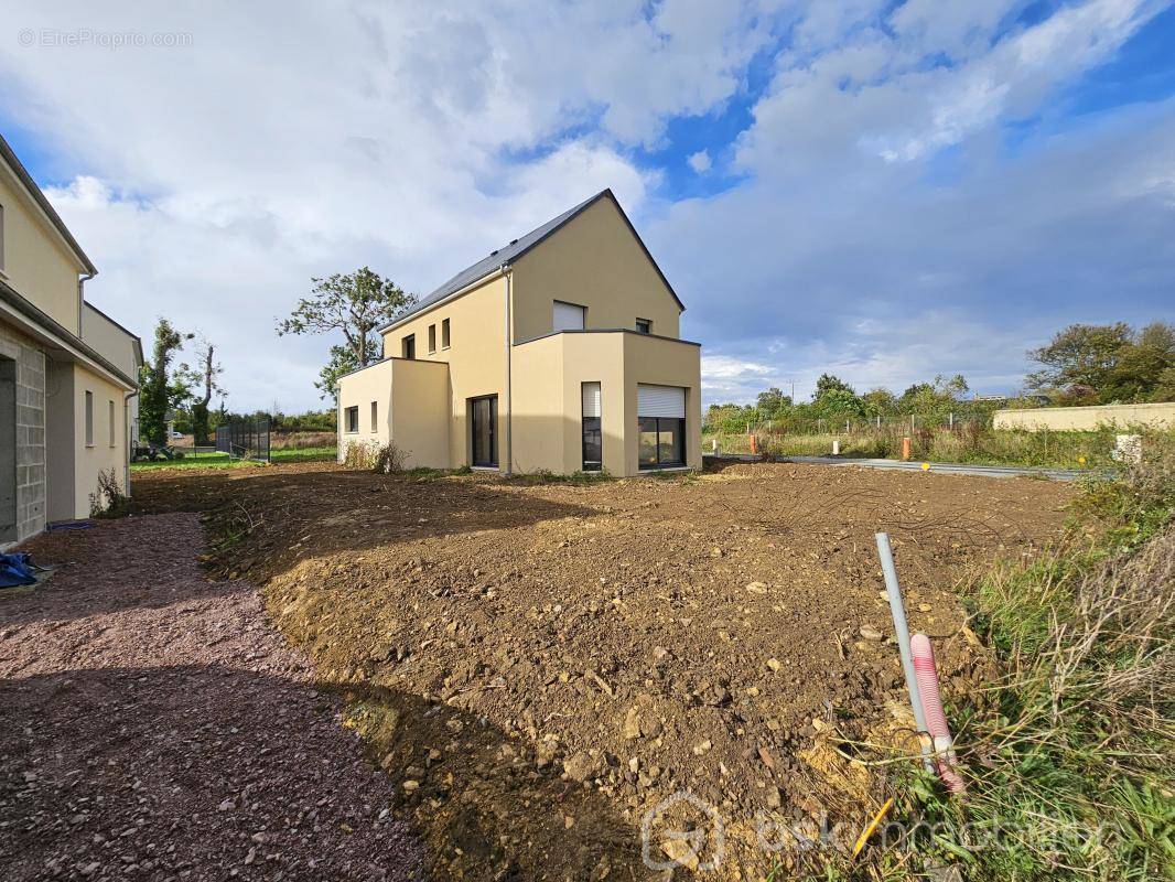 Maison à LONGUES-SUR-MER