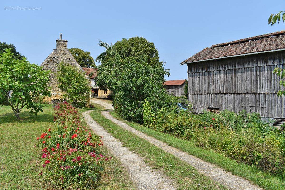 Maison à LA CHAPELLE-AUBAREIL