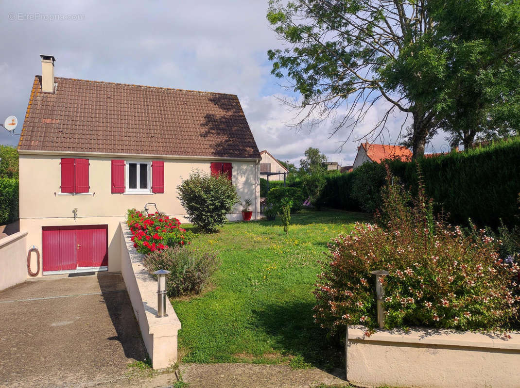 Maison à SAINT-PIERRE-LE-MOUTIER