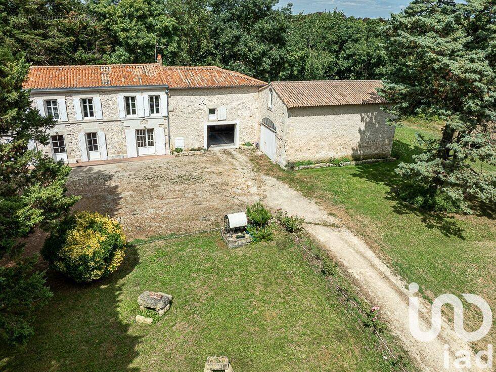 Photo 2 - Maison à SAINT-SYMPHORIEN