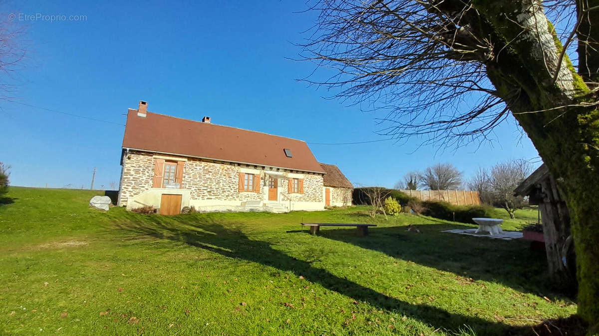 La maison - Maison à SAINT-PRIEST-LES-FOUGERES