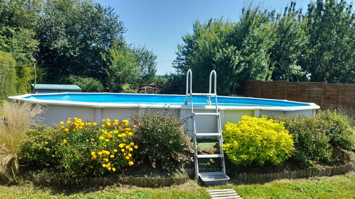 la piscine - Maison à SAINT-PRIEST-LES-FOUGERES