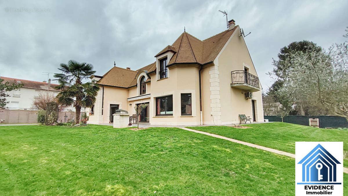 Maison à FONTENAY-TRESIGNY