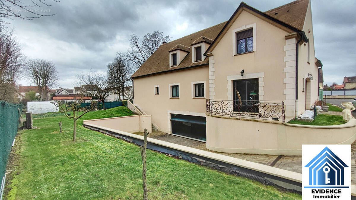 Maison à FONTENAY-TRESIGNY