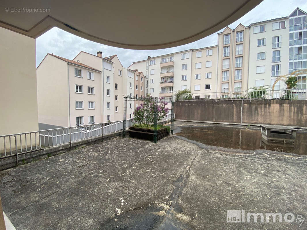 vue de la  pièce de vie  - Appartement à LIMOGES