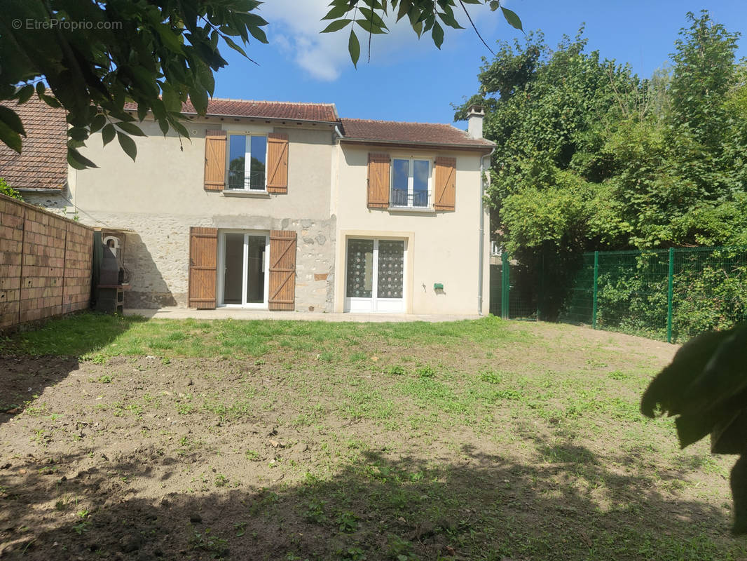 Maison à LE VAL-SAINT-GERMAIN