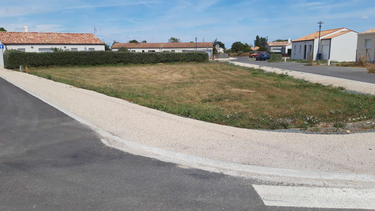 Terrain à CHAMPAGNE-LES-MARAIS