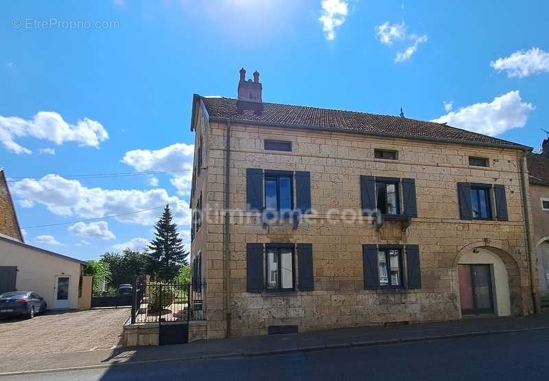 Maison à COMBEAUFONTAINE