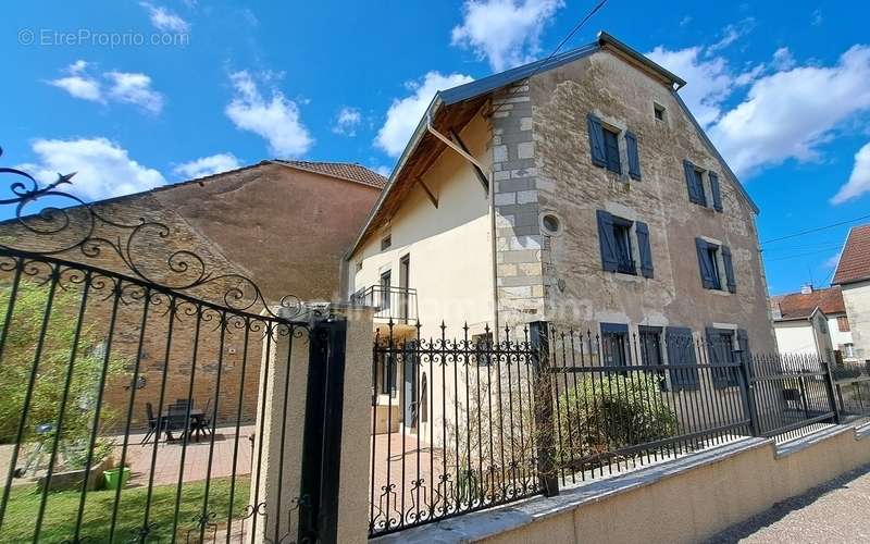 Maison à COMBEAUFONTAINE