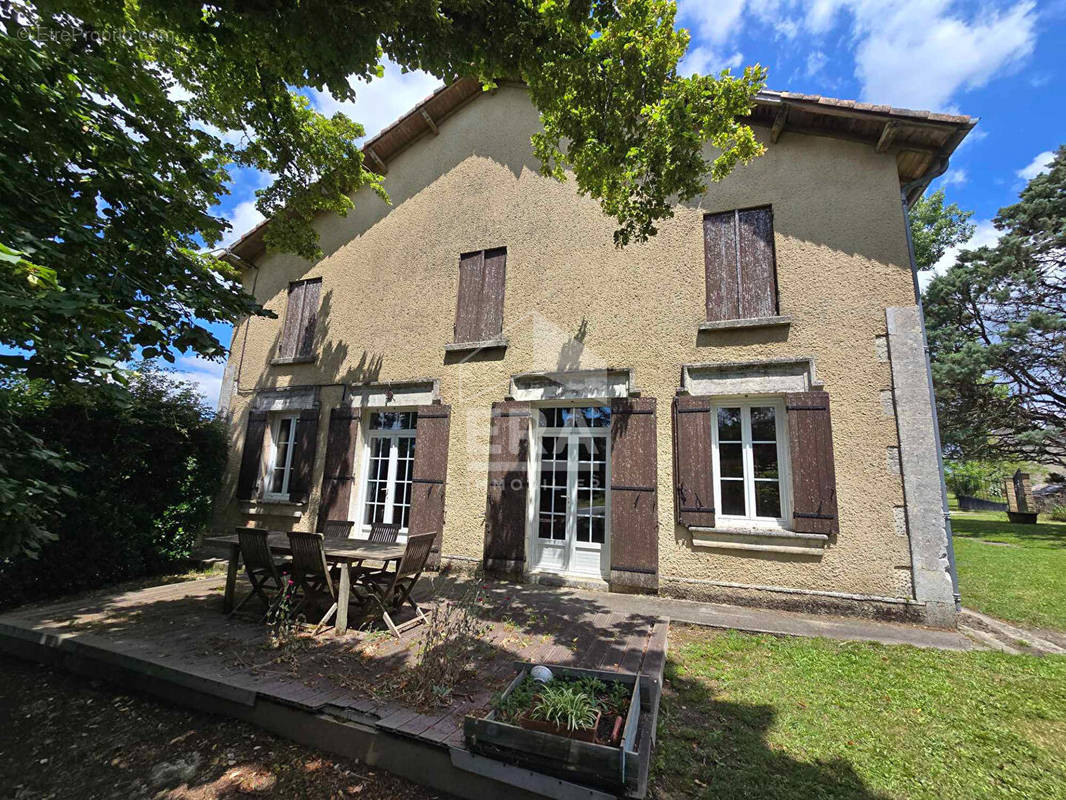 Maison à LA ROCHE-CHALAIS