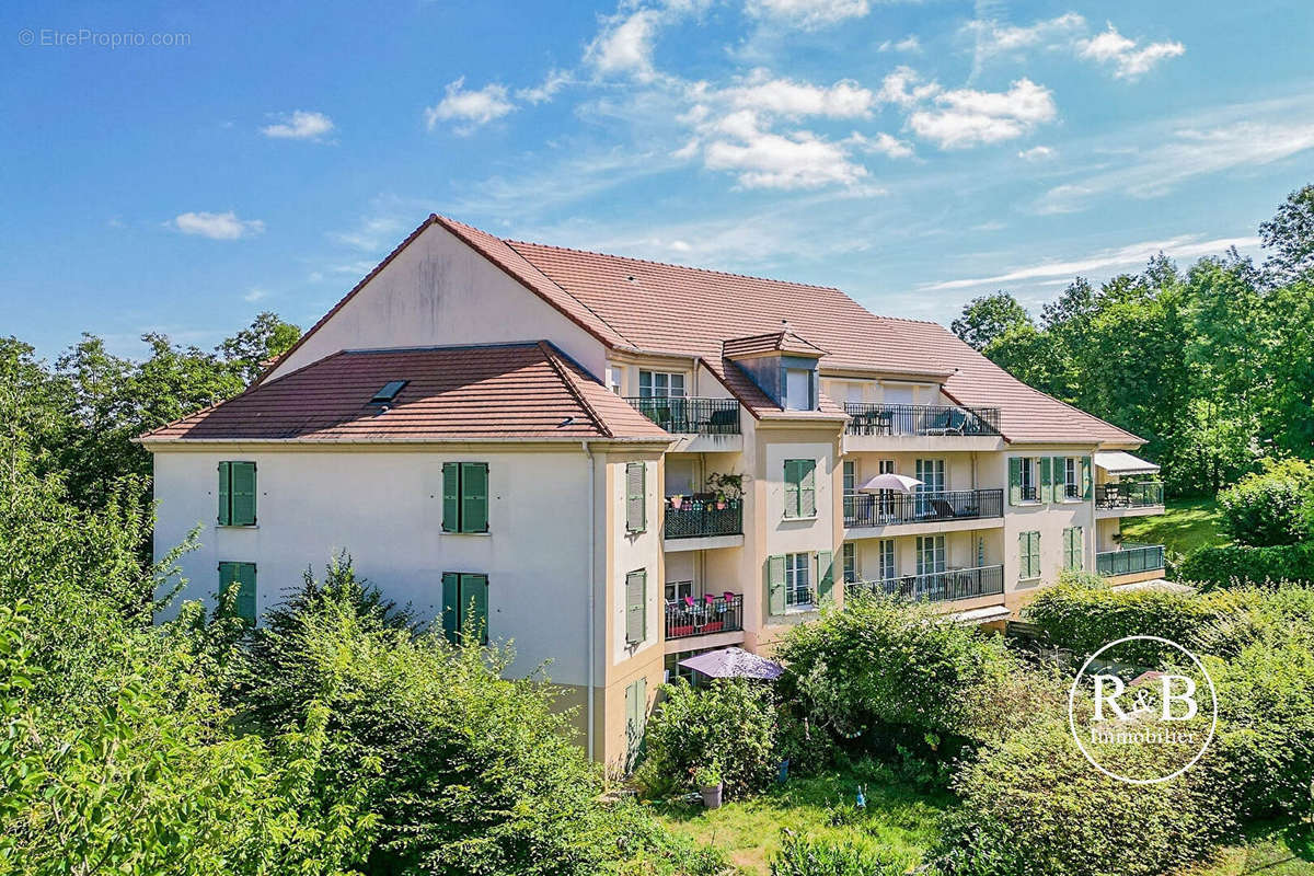 Appartement à FONTENAY-LE-FLEURY