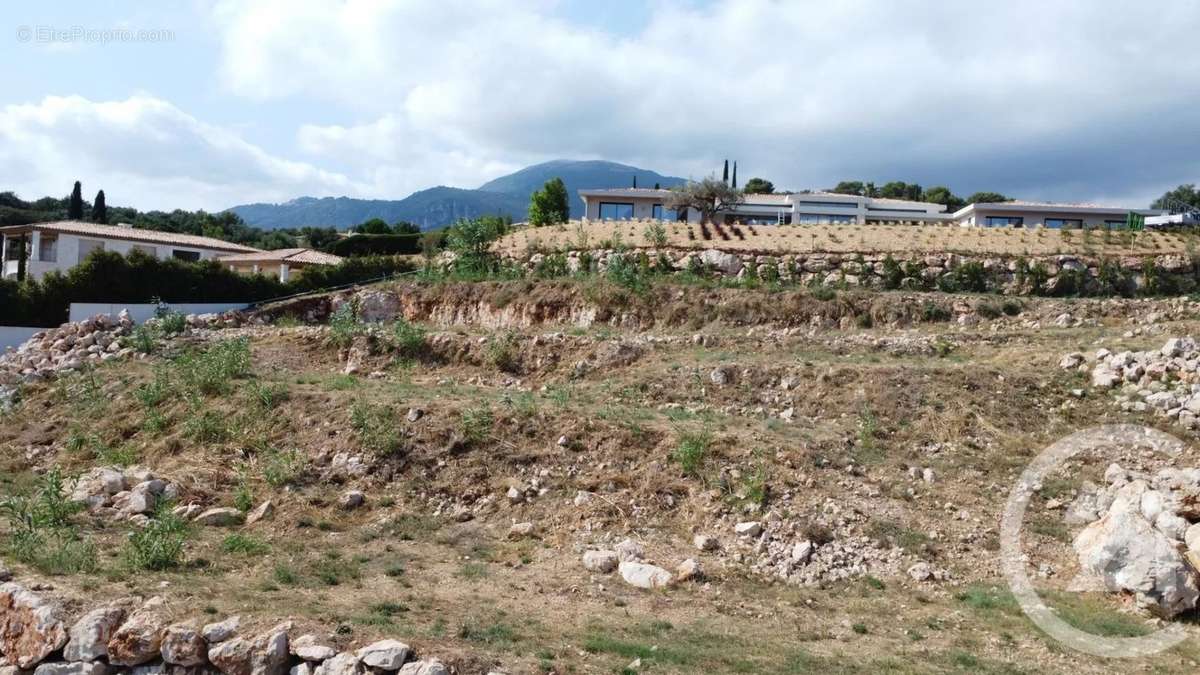 Terrain à ROQUEFORT-LES-PINS