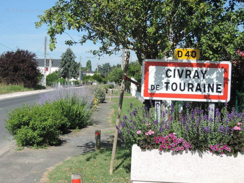 Terrain à CIVRAY-DE-TOURAINE