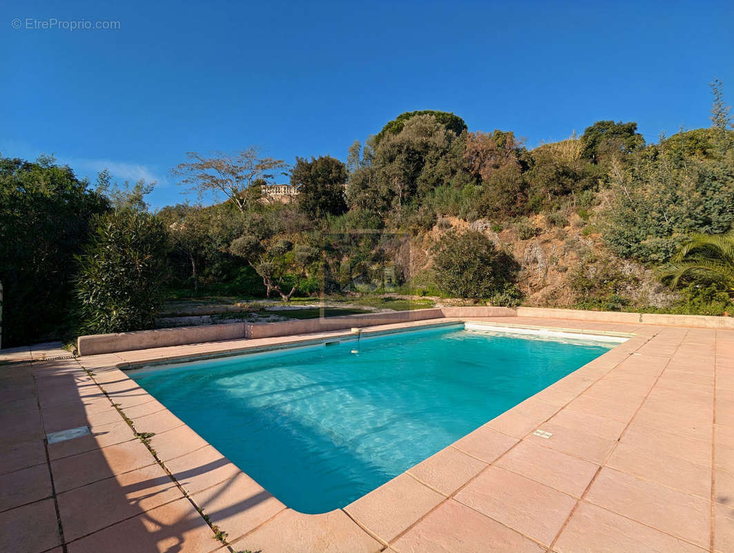 Maison à ROQUEBRUNE-SUR-ARGENS