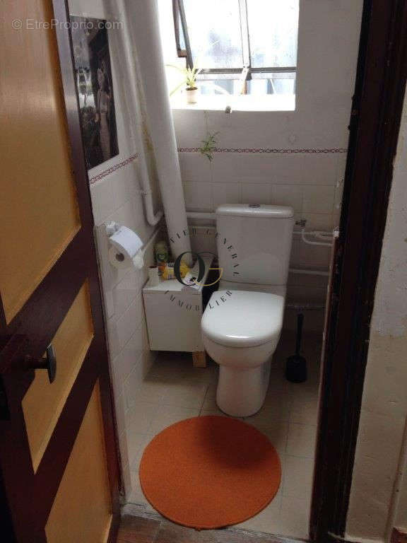 wc sur le palier partagé entretnue par gardienne - Appartement à PARIS-6E