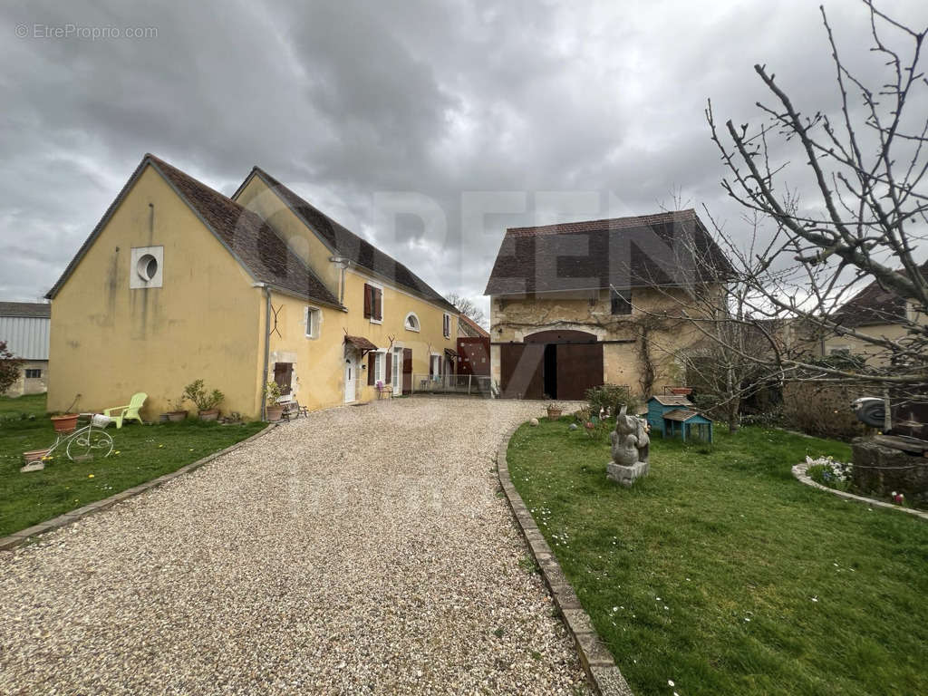 Maison à TREIGNY