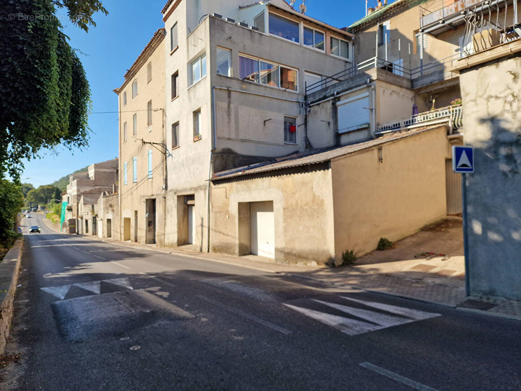 Parking à SAINT-SAVOURNIN