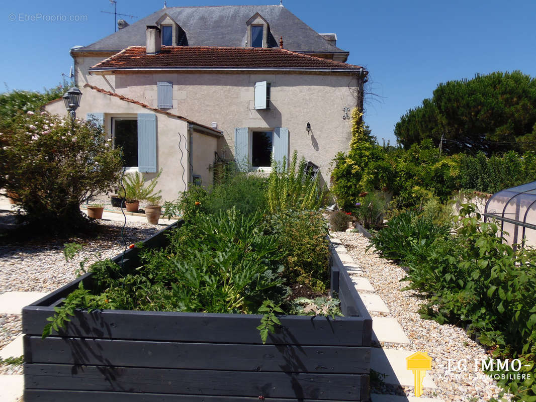 Maison à SAINT-THOMAS-DE-CONAC