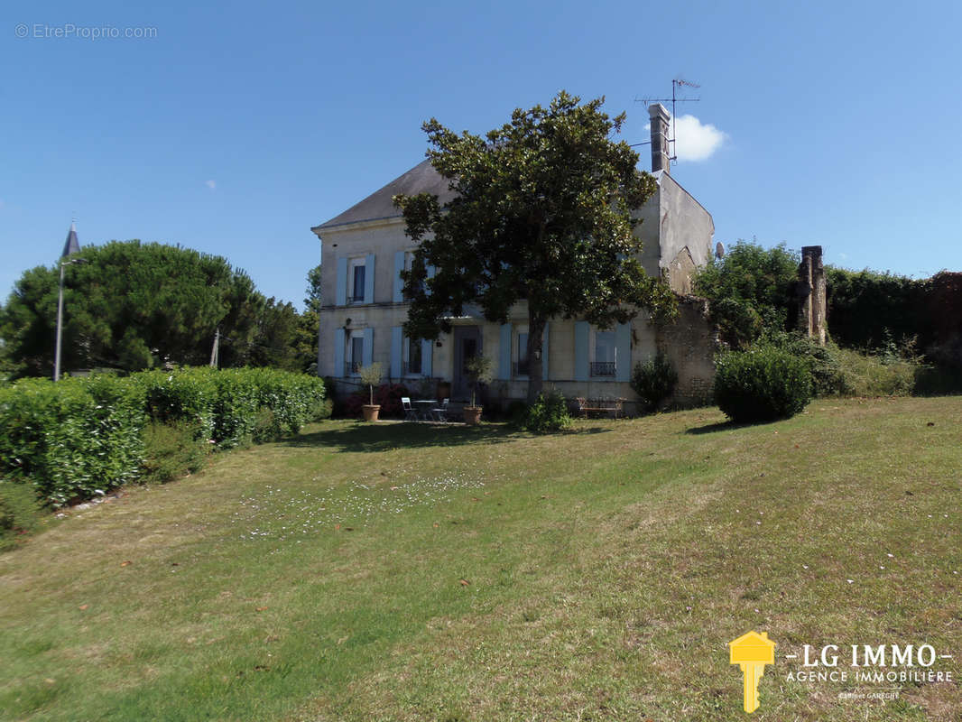 Maison à SAINT-THOMAS-DE-CONAC