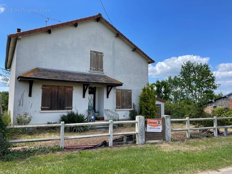 Maison à GIFFAUMONT-CHAMPAUBERT