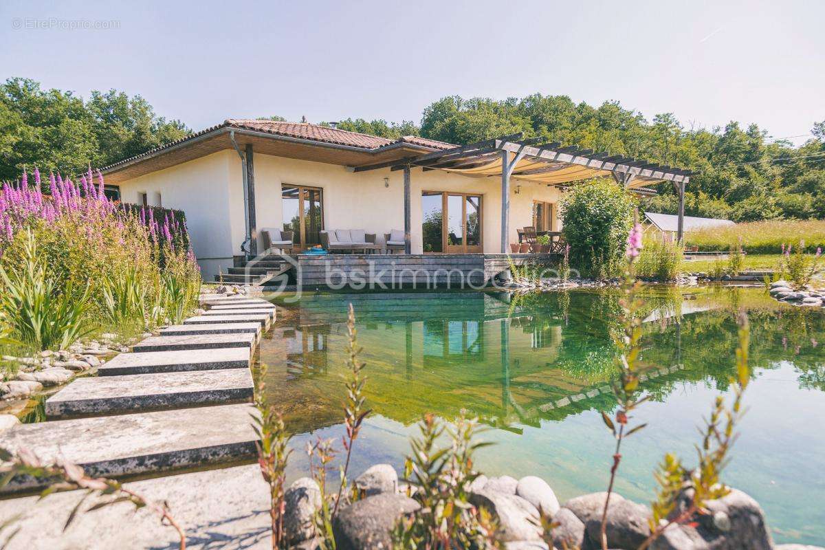 Maison à MAUZAC-ET-GRAND-CASTANG