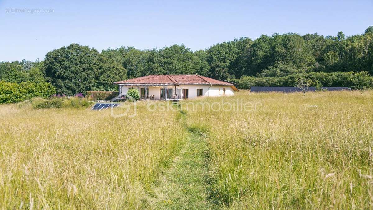 Maison à MAUZAC-ET-GRAND-CASTANG