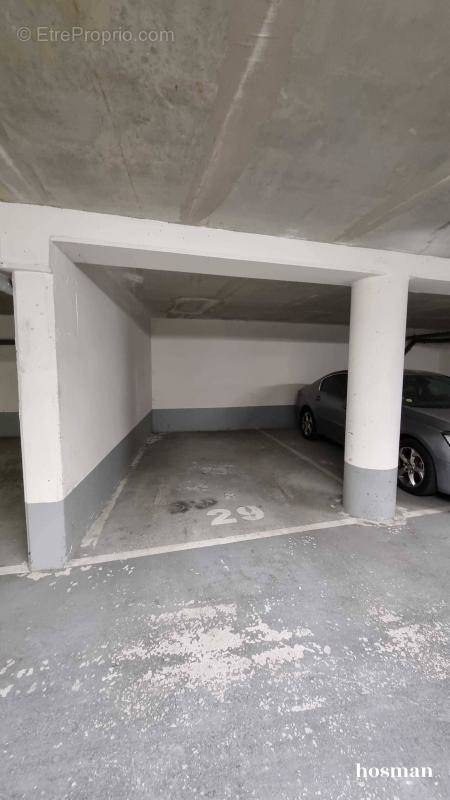 Parking à PARIS-18E