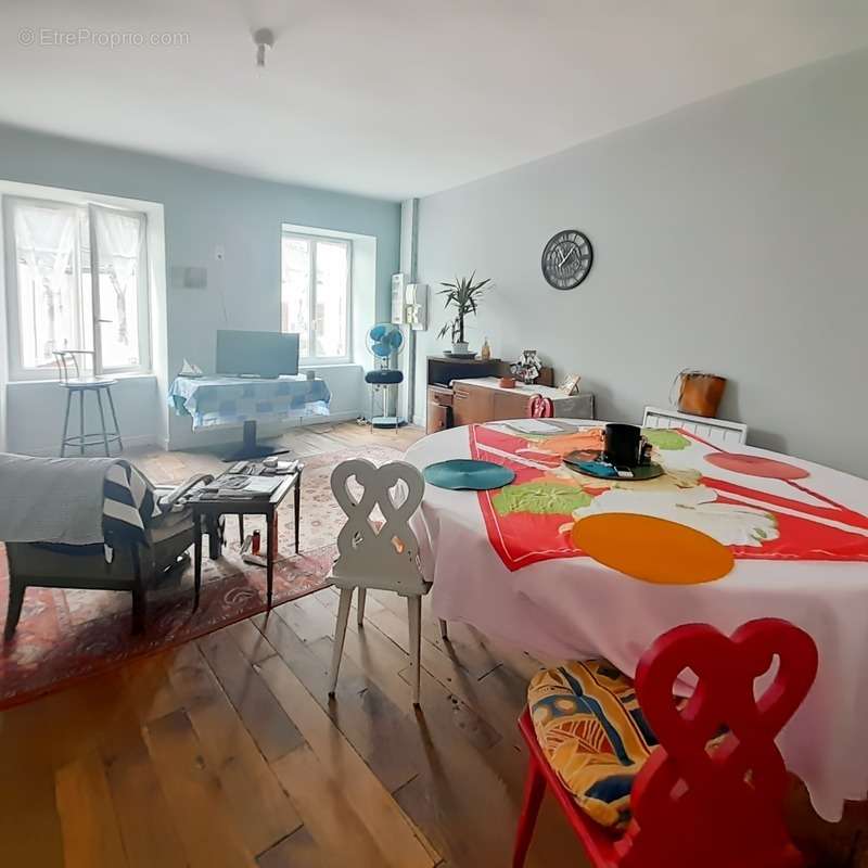 Appartement à SAINT-SULPICE-LES-FEUILLES