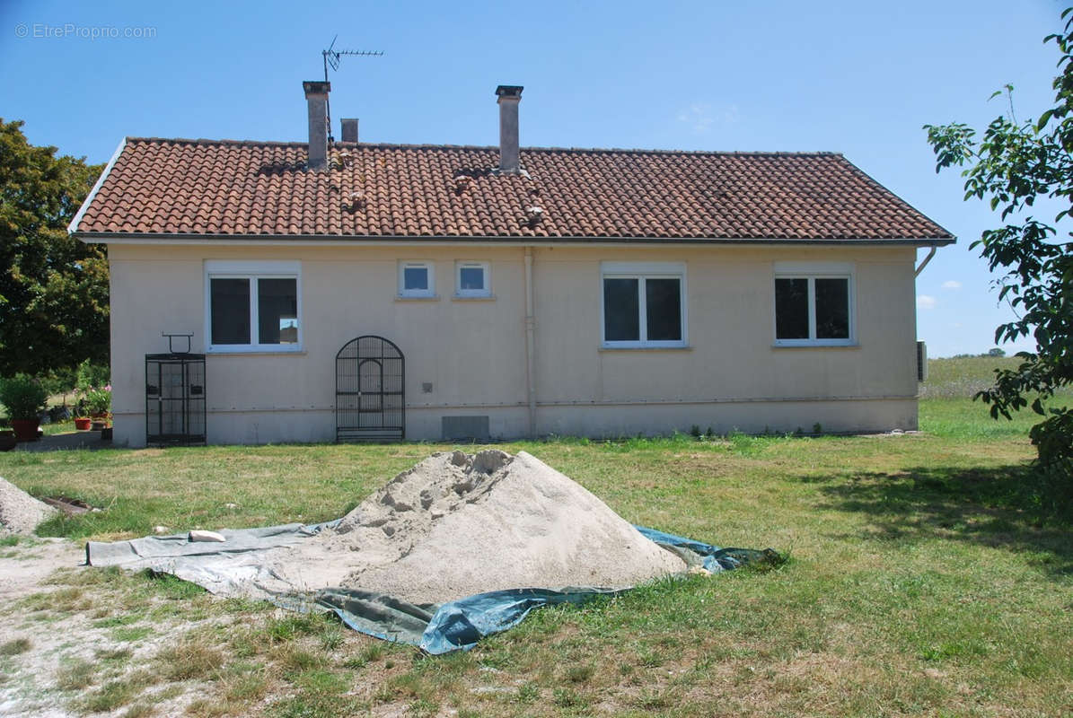 Maison à MONTAIGU-DE-QUERCY