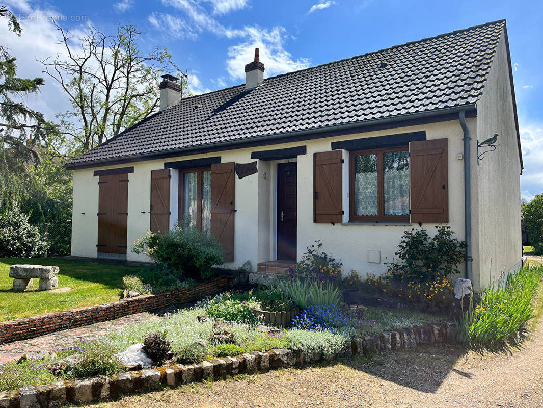 Maison à SAINT-DENIS-DE-L&#039;HOTEL