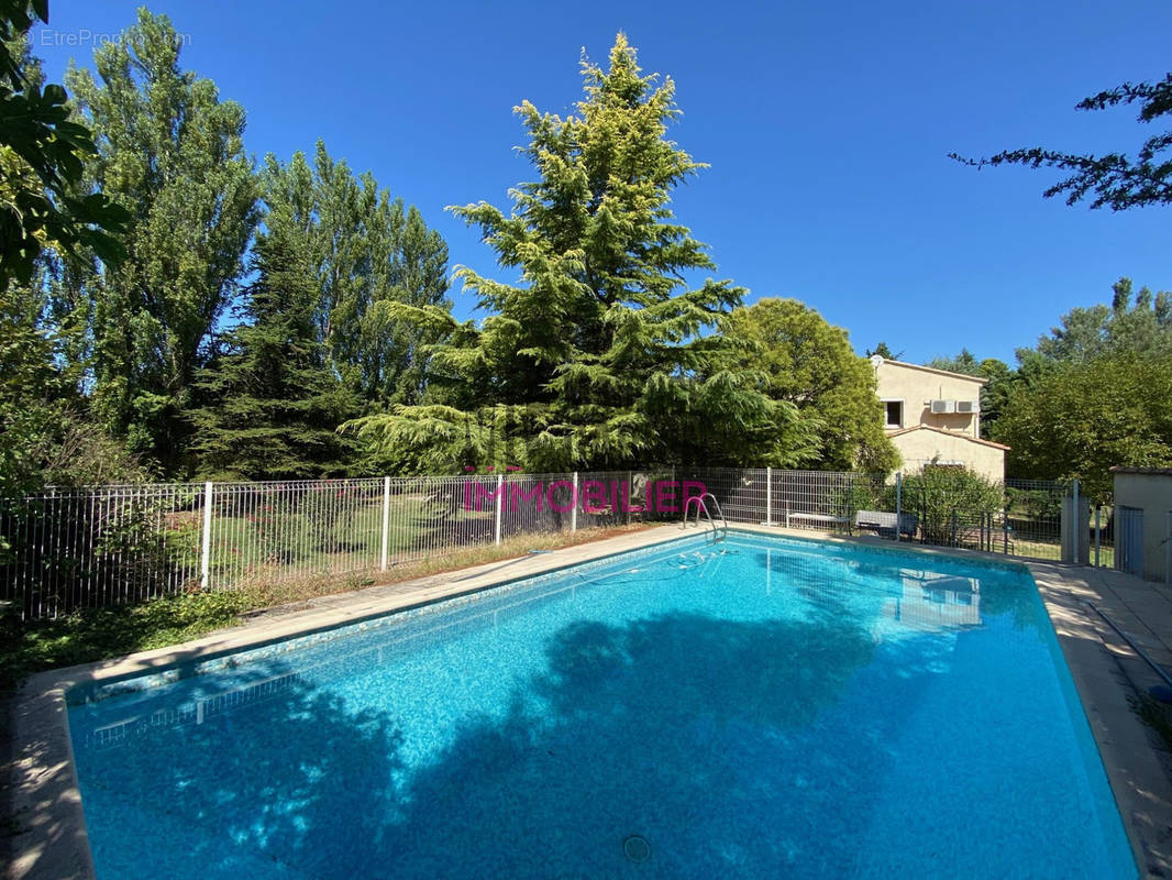 Maison à ENTRAIGUES-SUR-LA-SORGUE